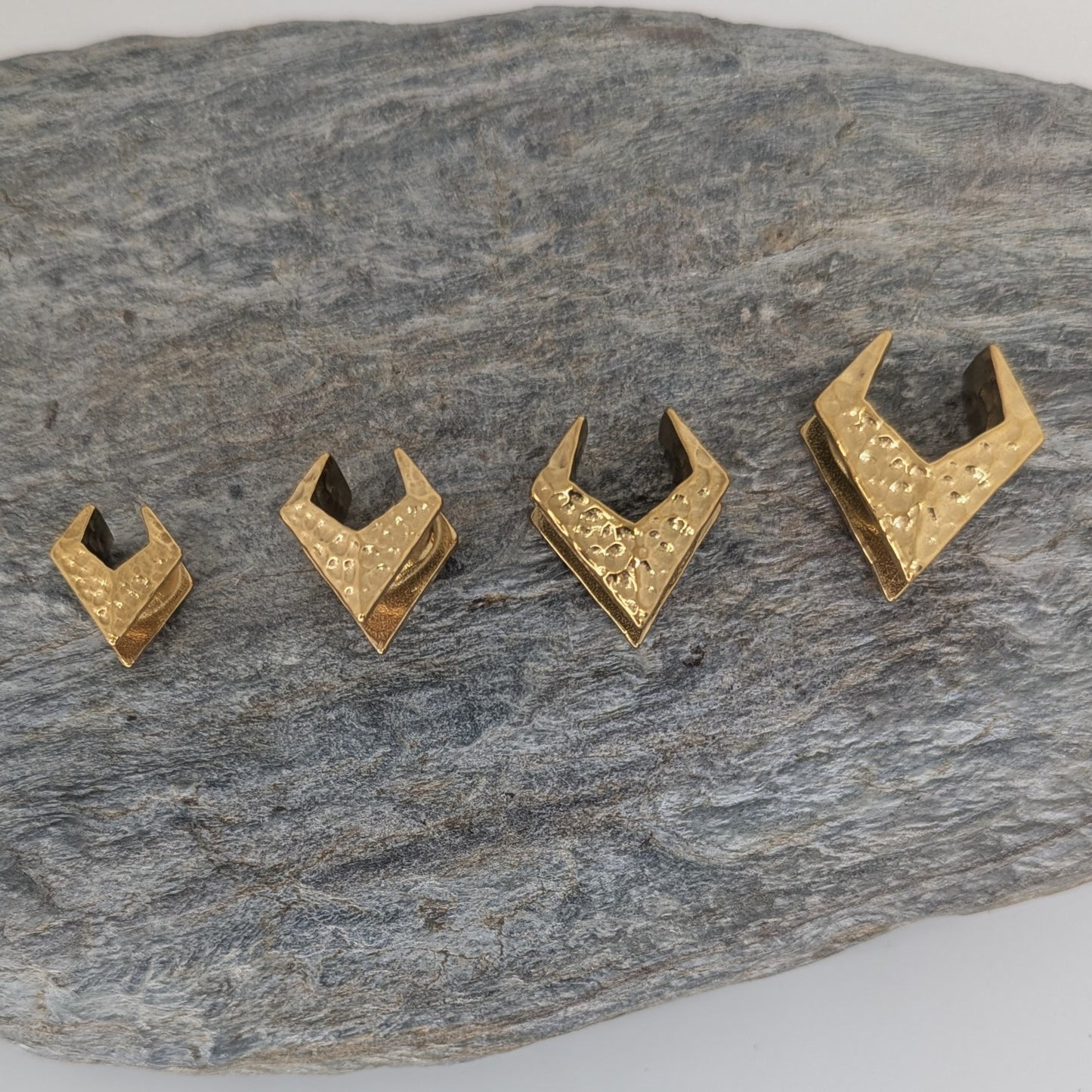 Hammered V saddle PVD gold image 1
