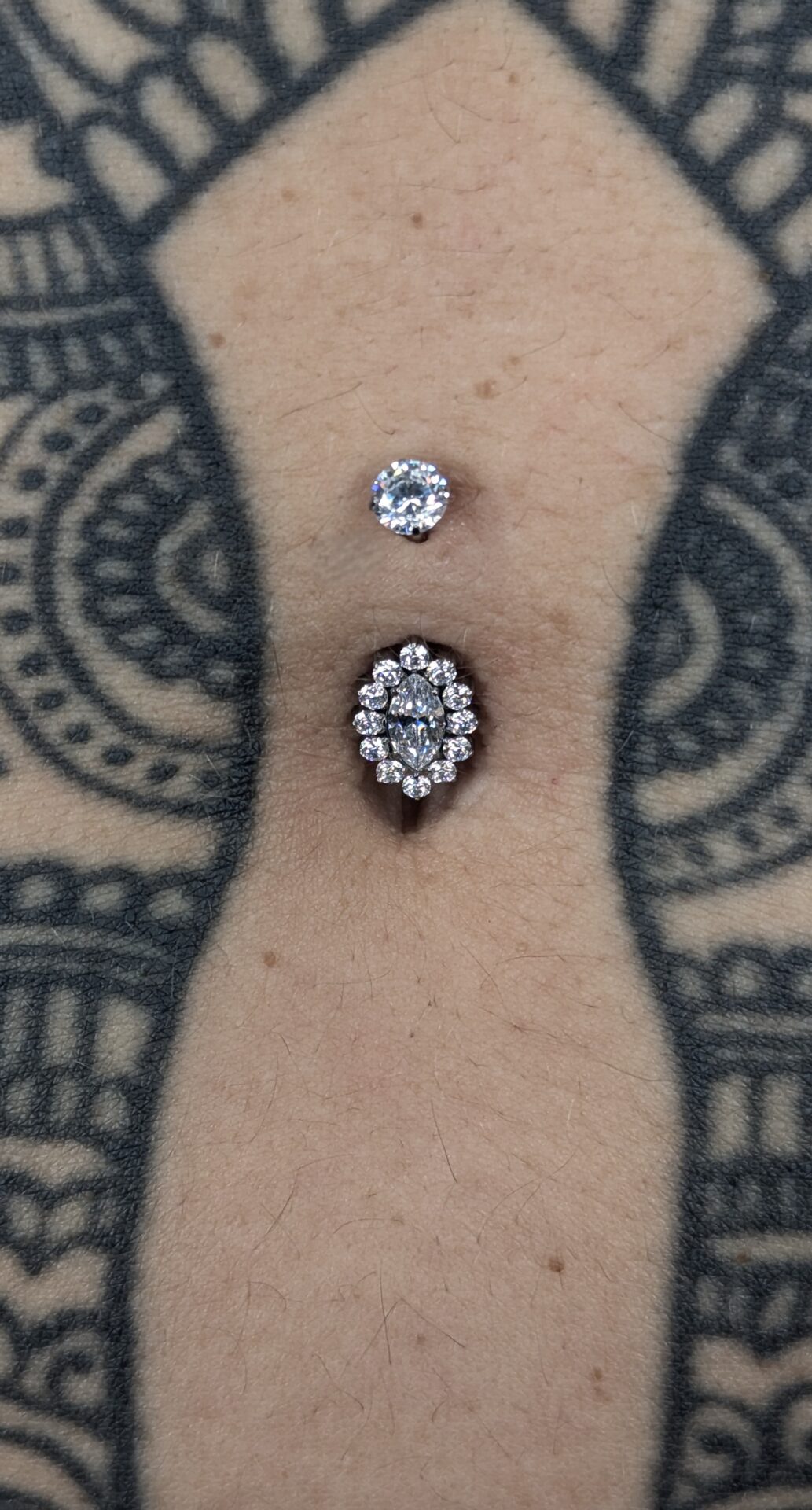 Crown navel bar image 3