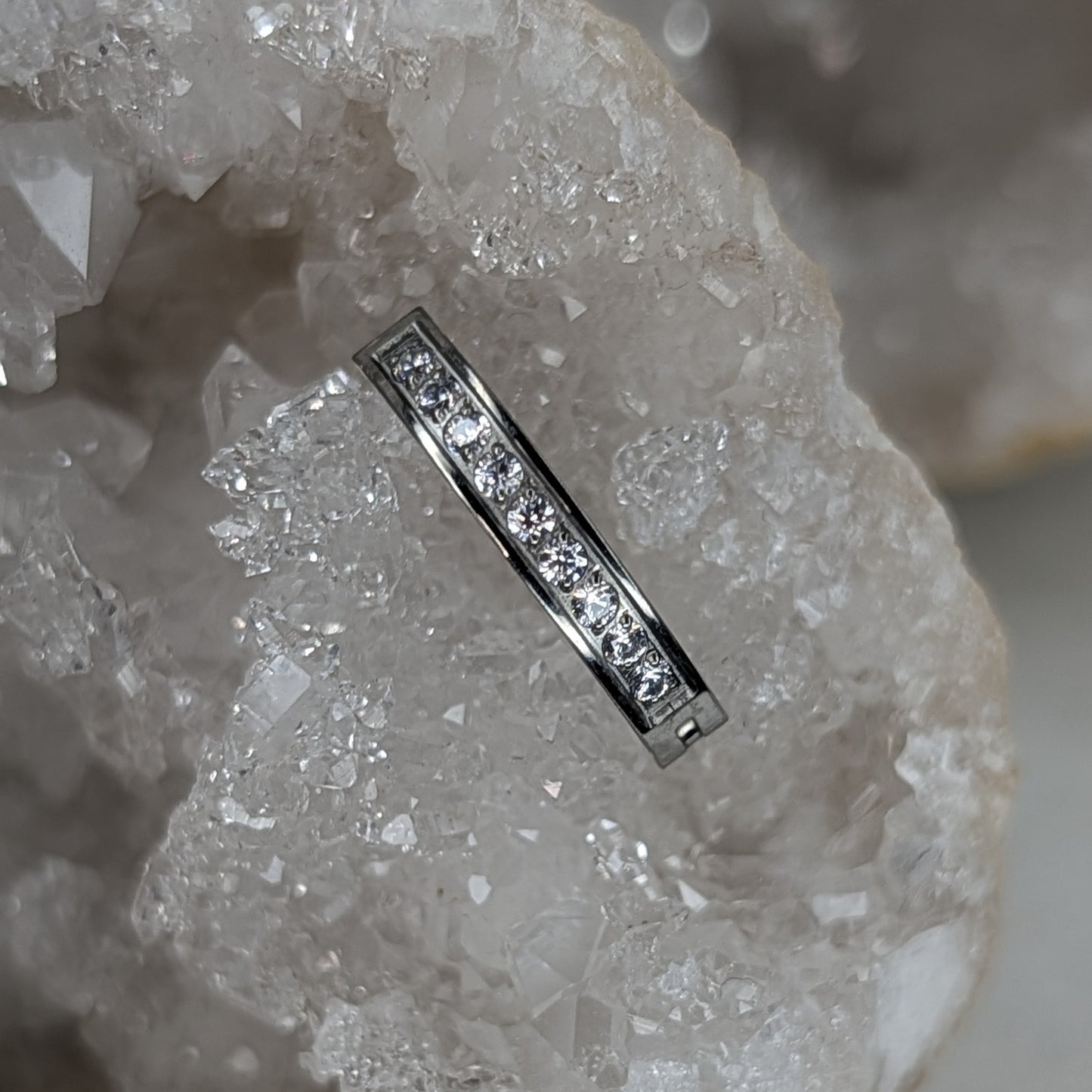 Single paved navel ring