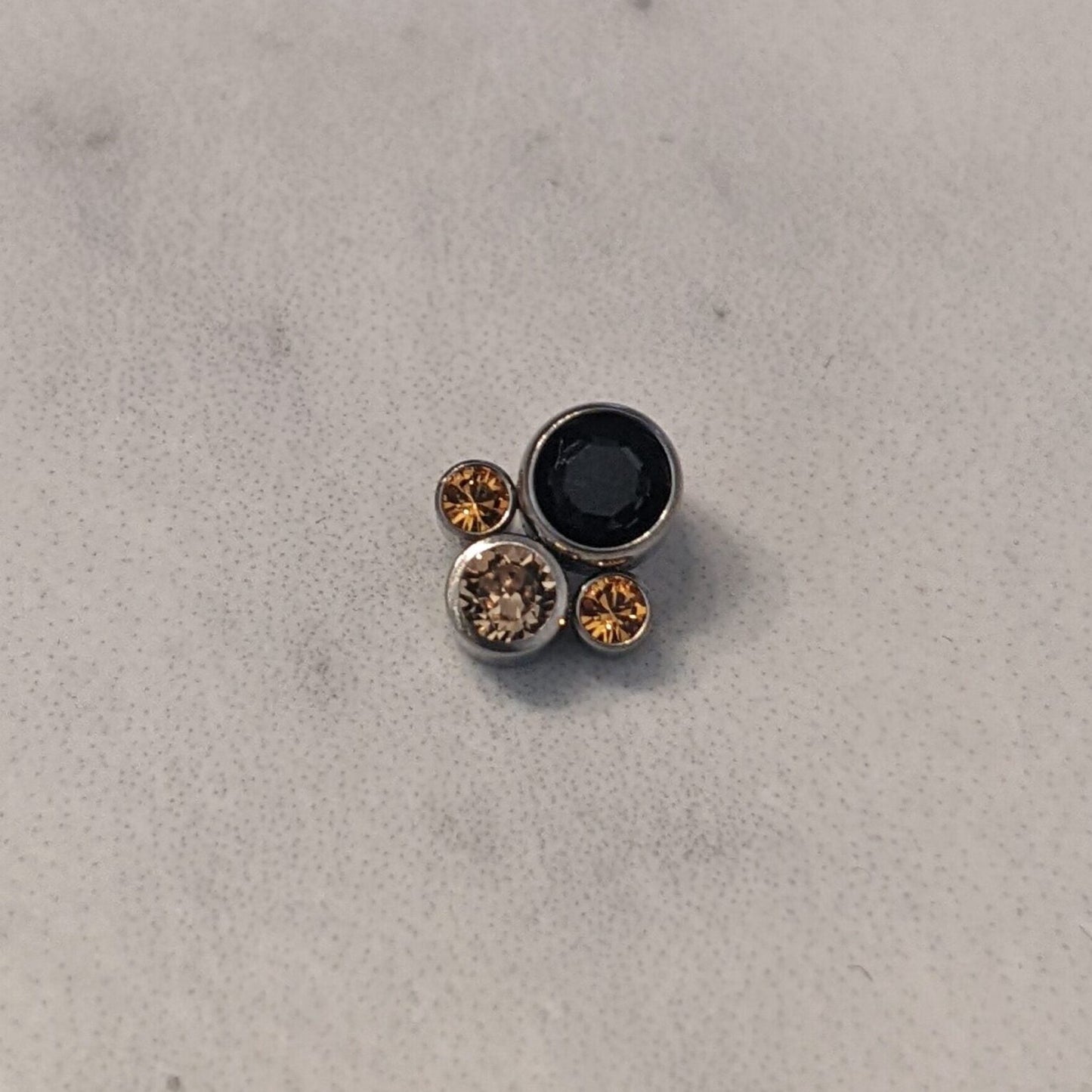 Black and champagne cluster image 0