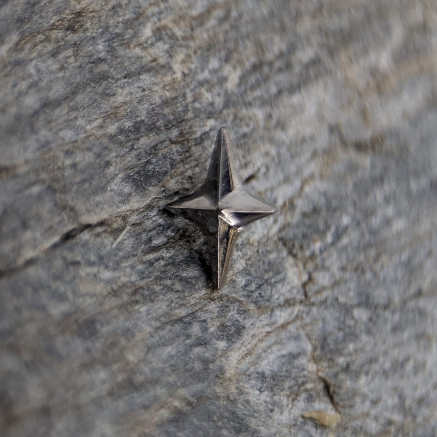 Four point star - Titanio image