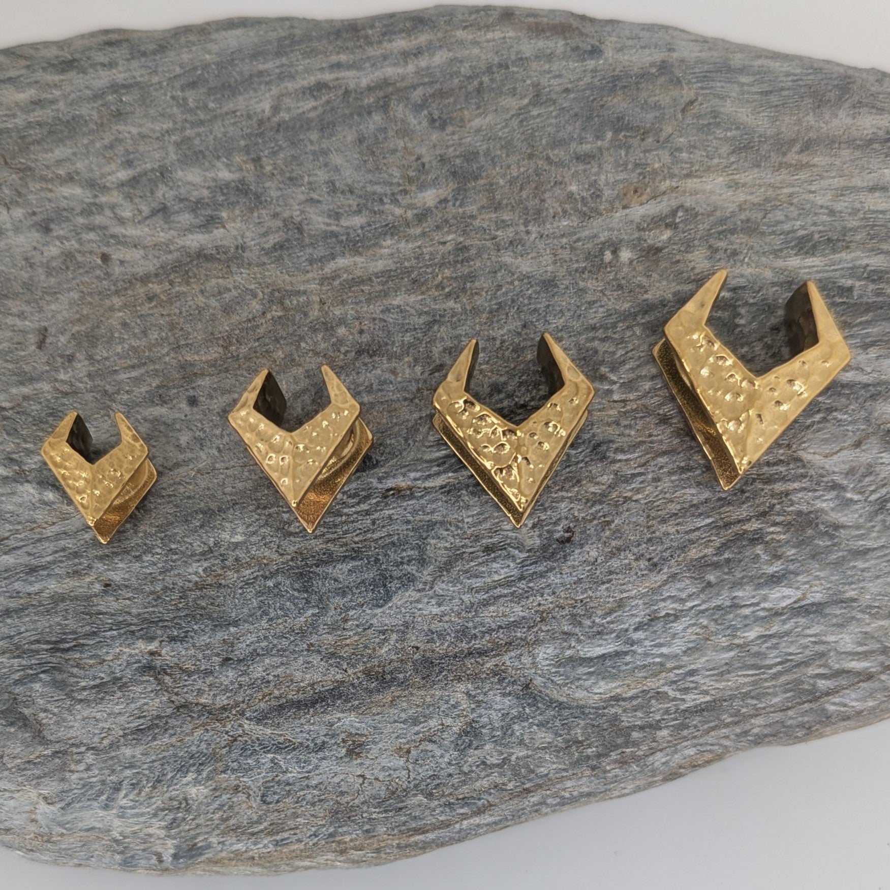 Hammered V saddle PVD gold image 1