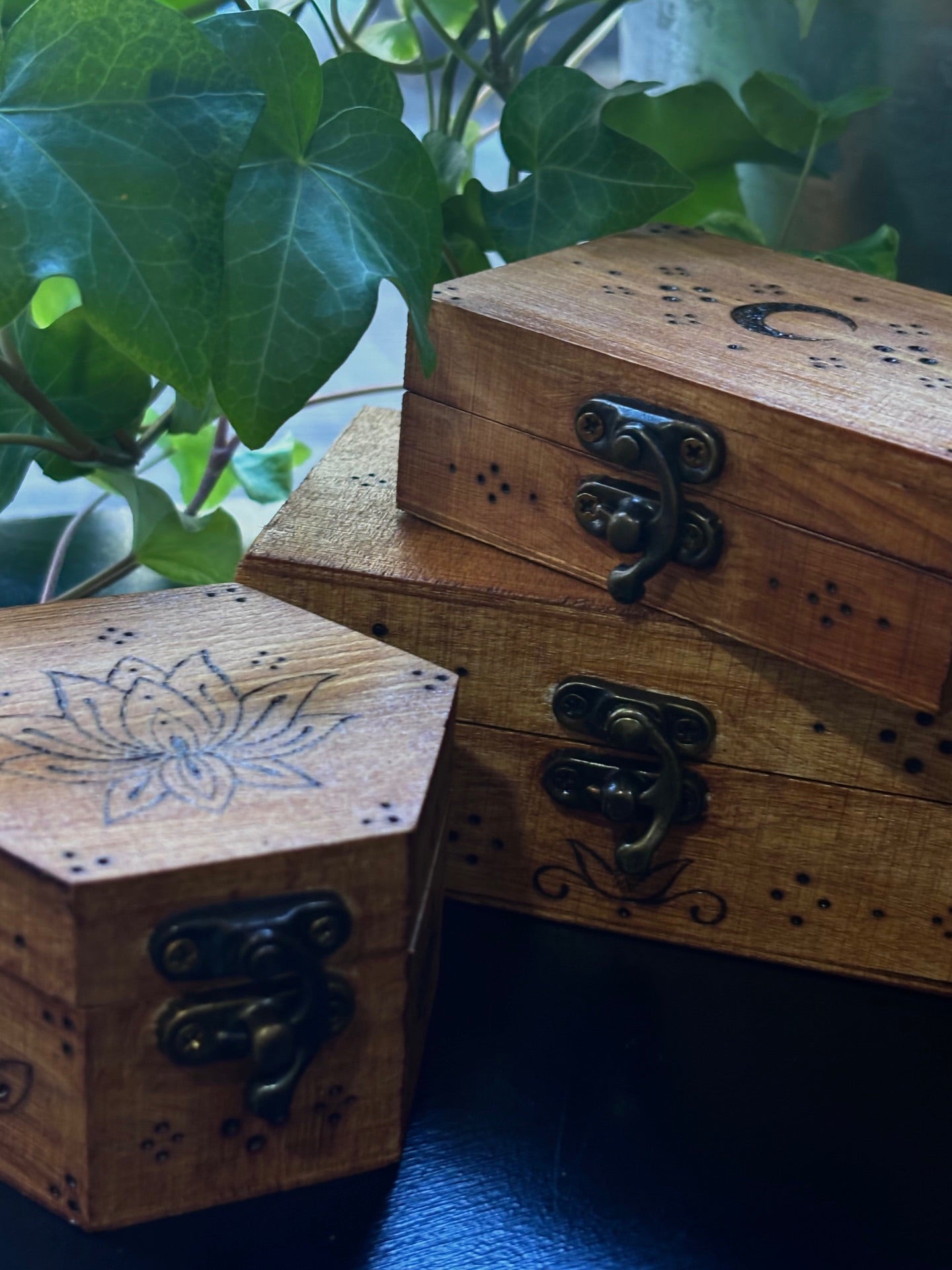 Scatoline in legno pirografate