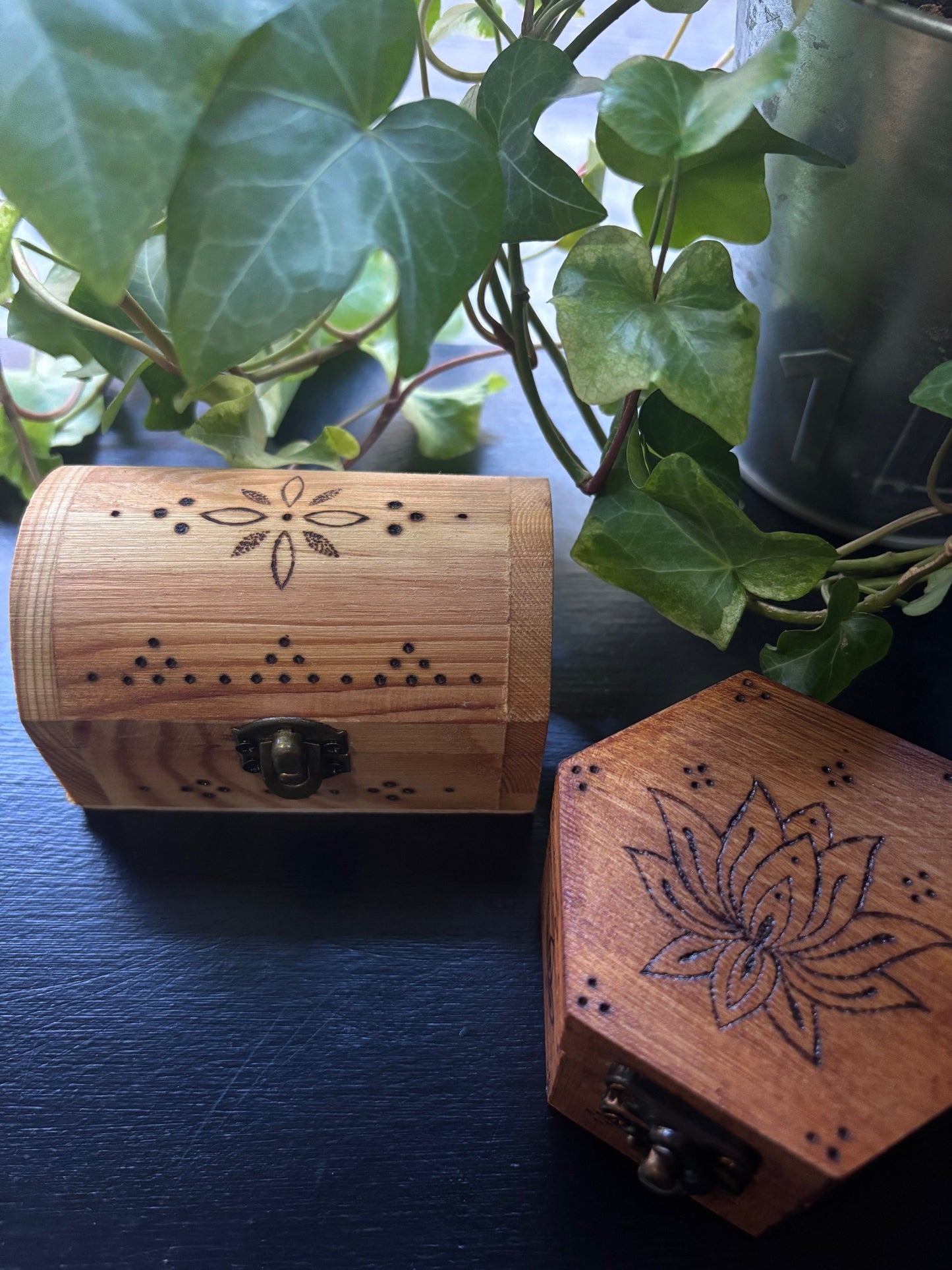 Scatoline in legno pirografate