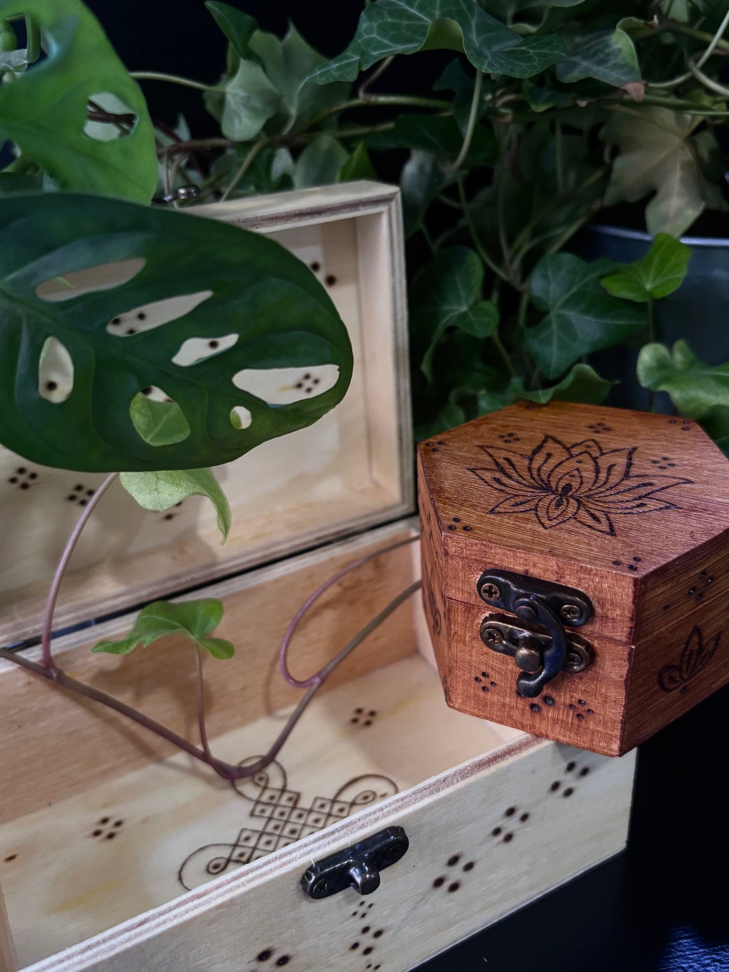 Scatoline in legno pirografate