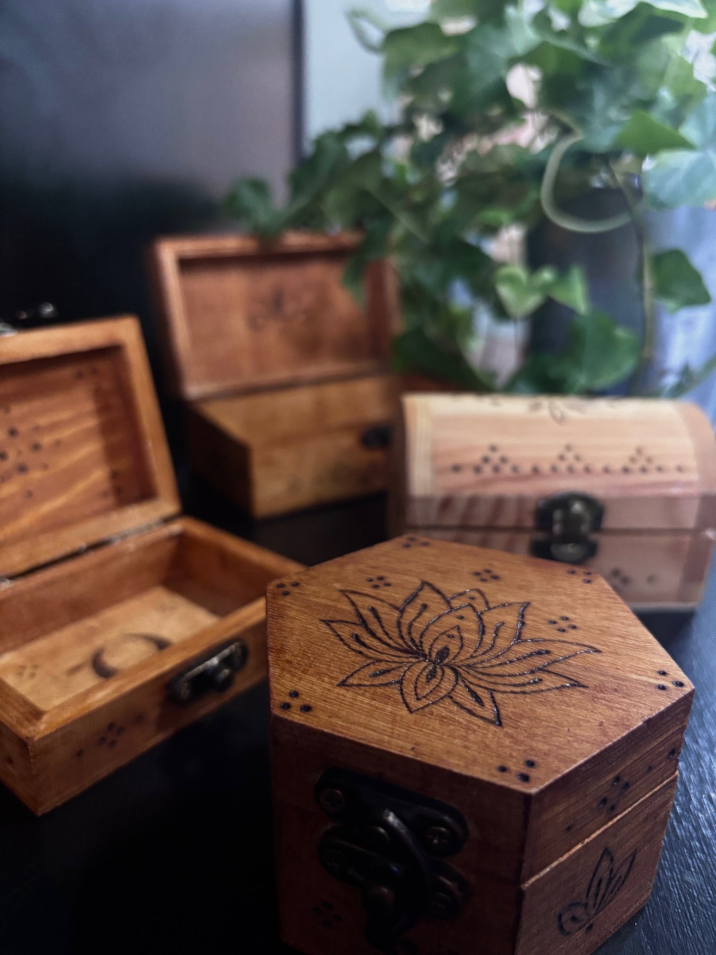 Scatoline in legno pirografate