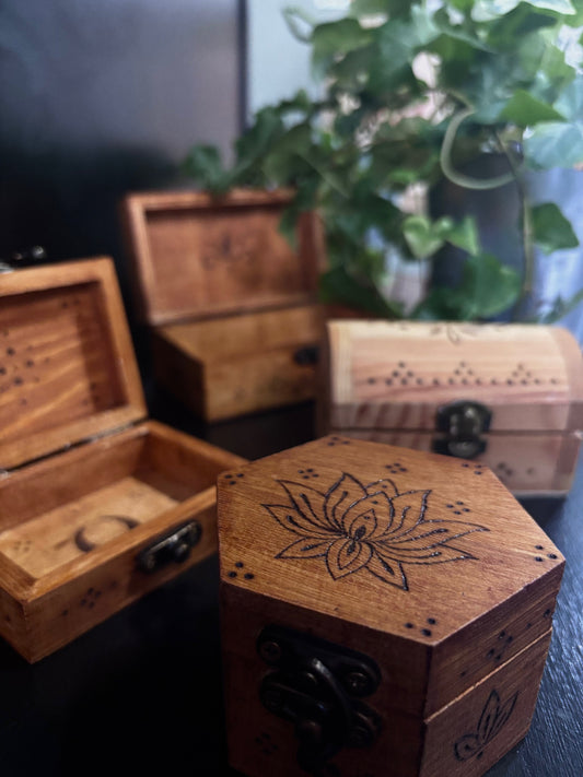 Scatoline in legno pirografate