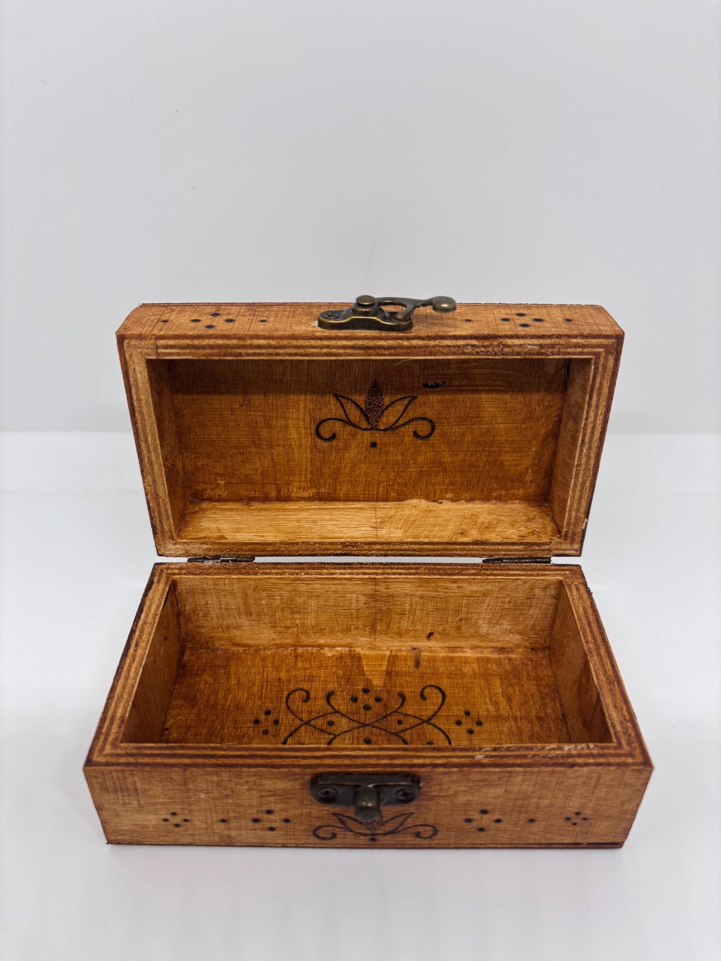 Scatoline in legno pirografate