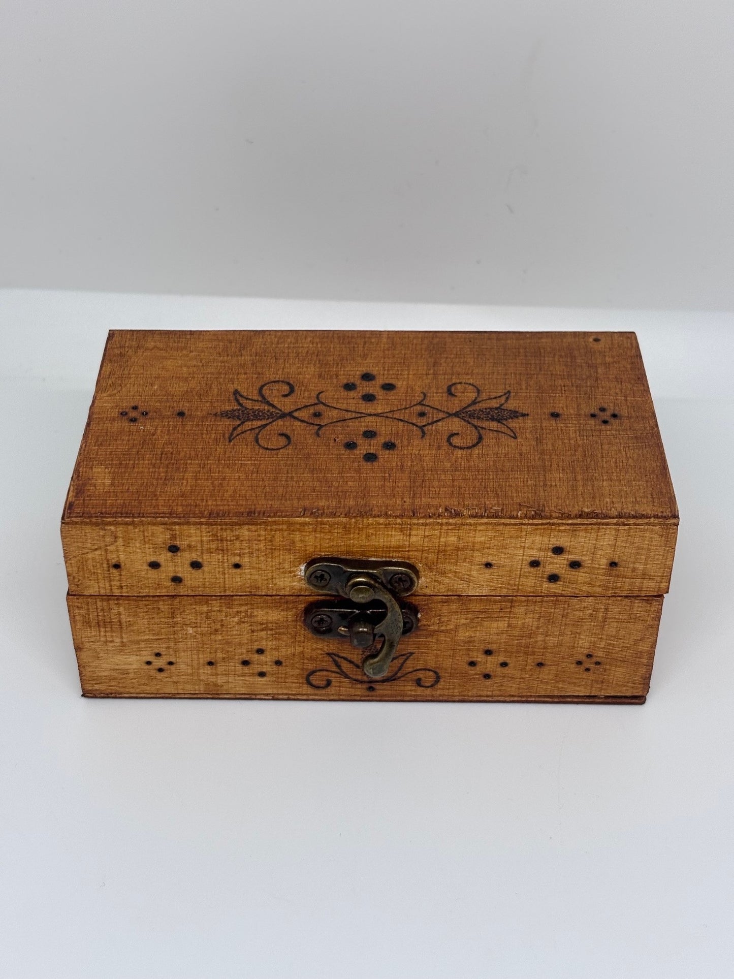 Scatoline in legno pirografate