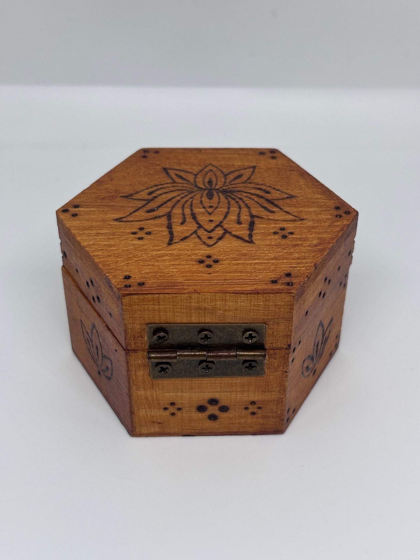 Scatoline in legno pirografate