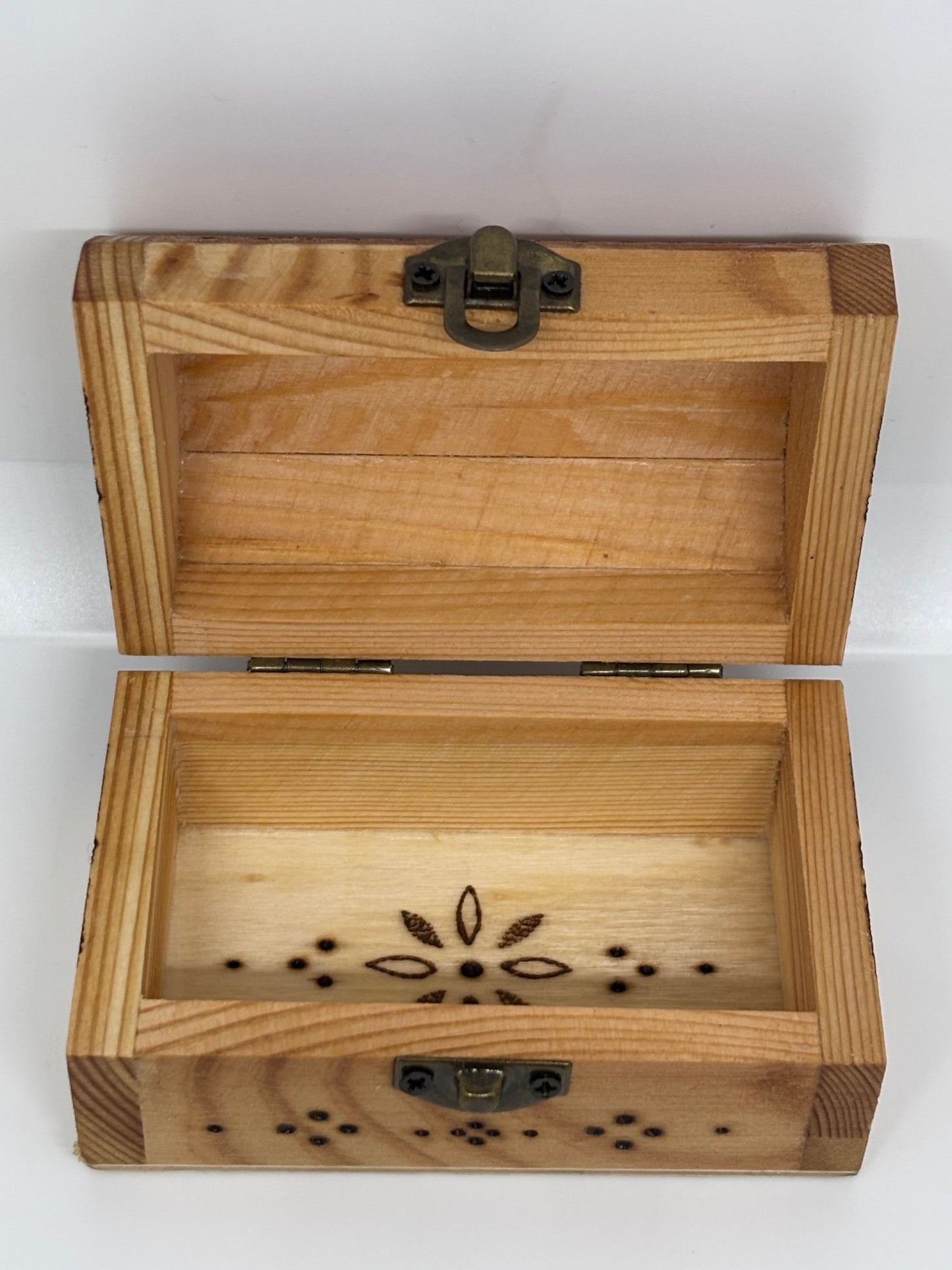 Scatoline in legno pirografate