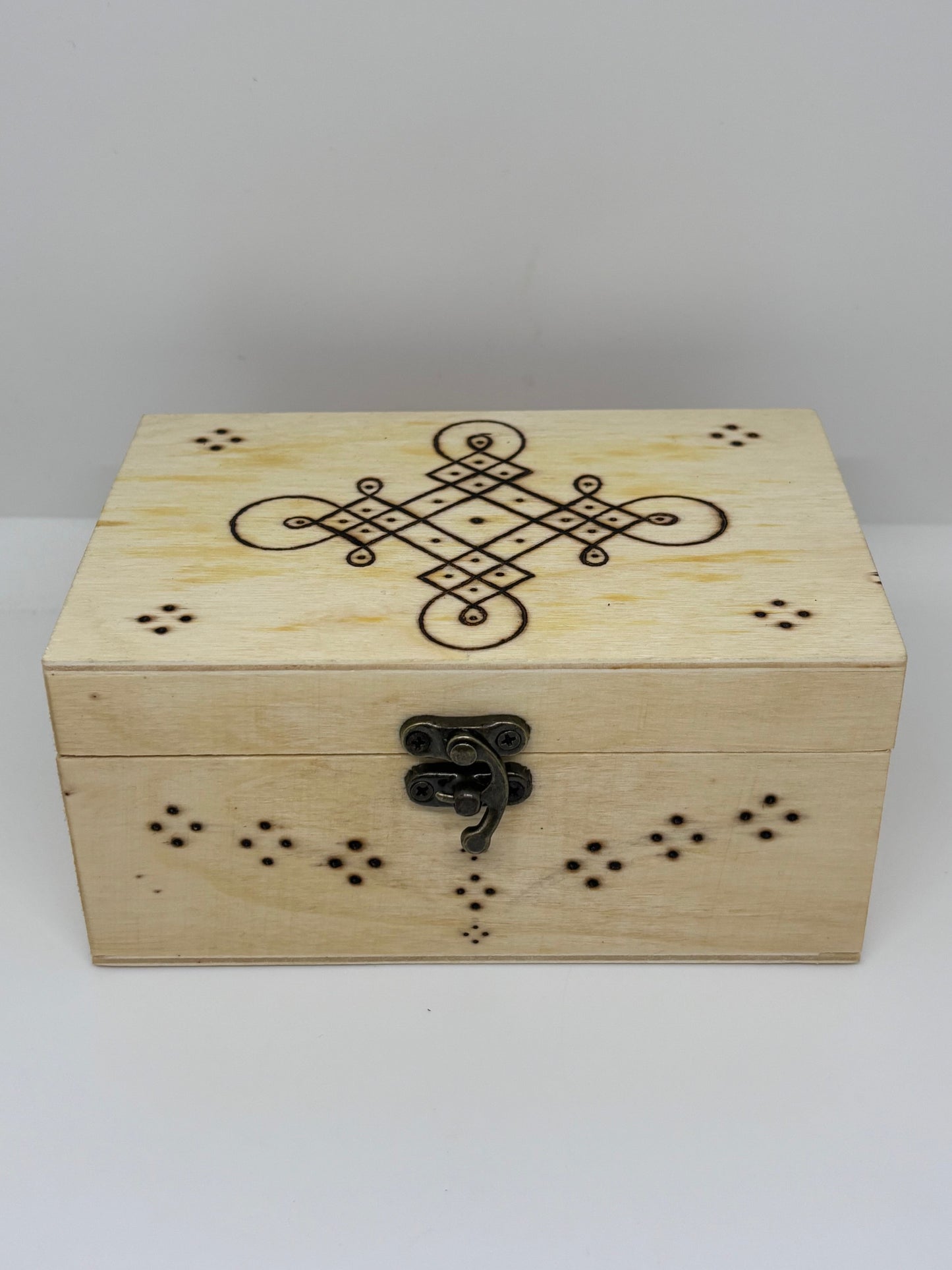 Scatoline in legno pirografate