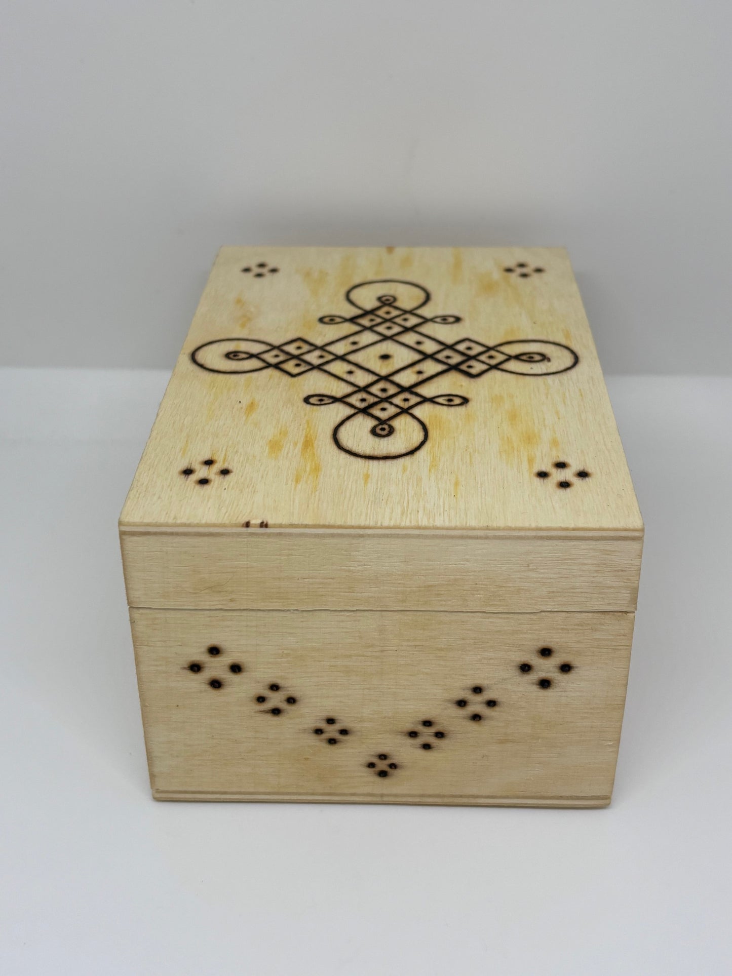 Scatoline in legno pirografate