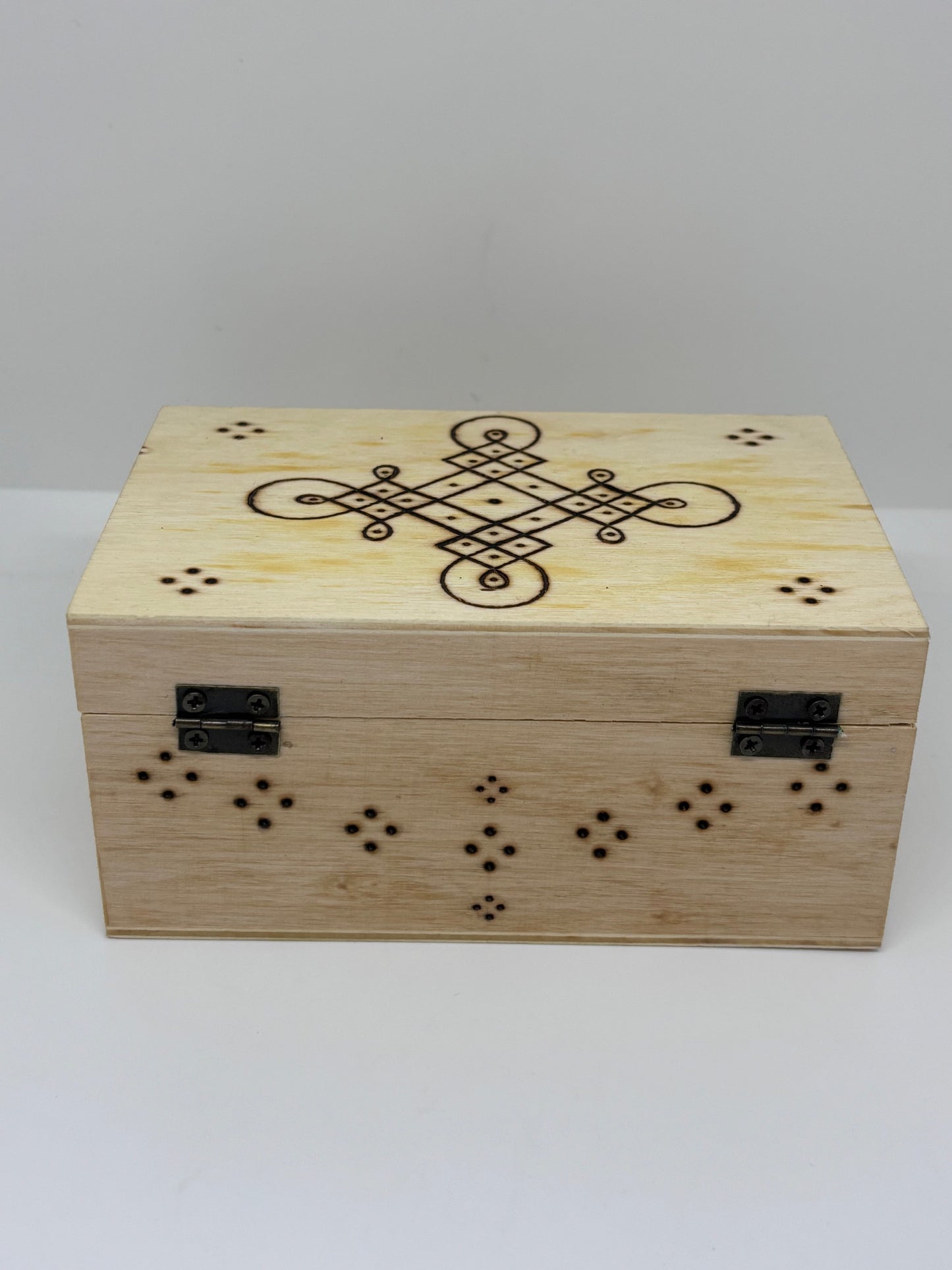 Scatoline in legno pirografate