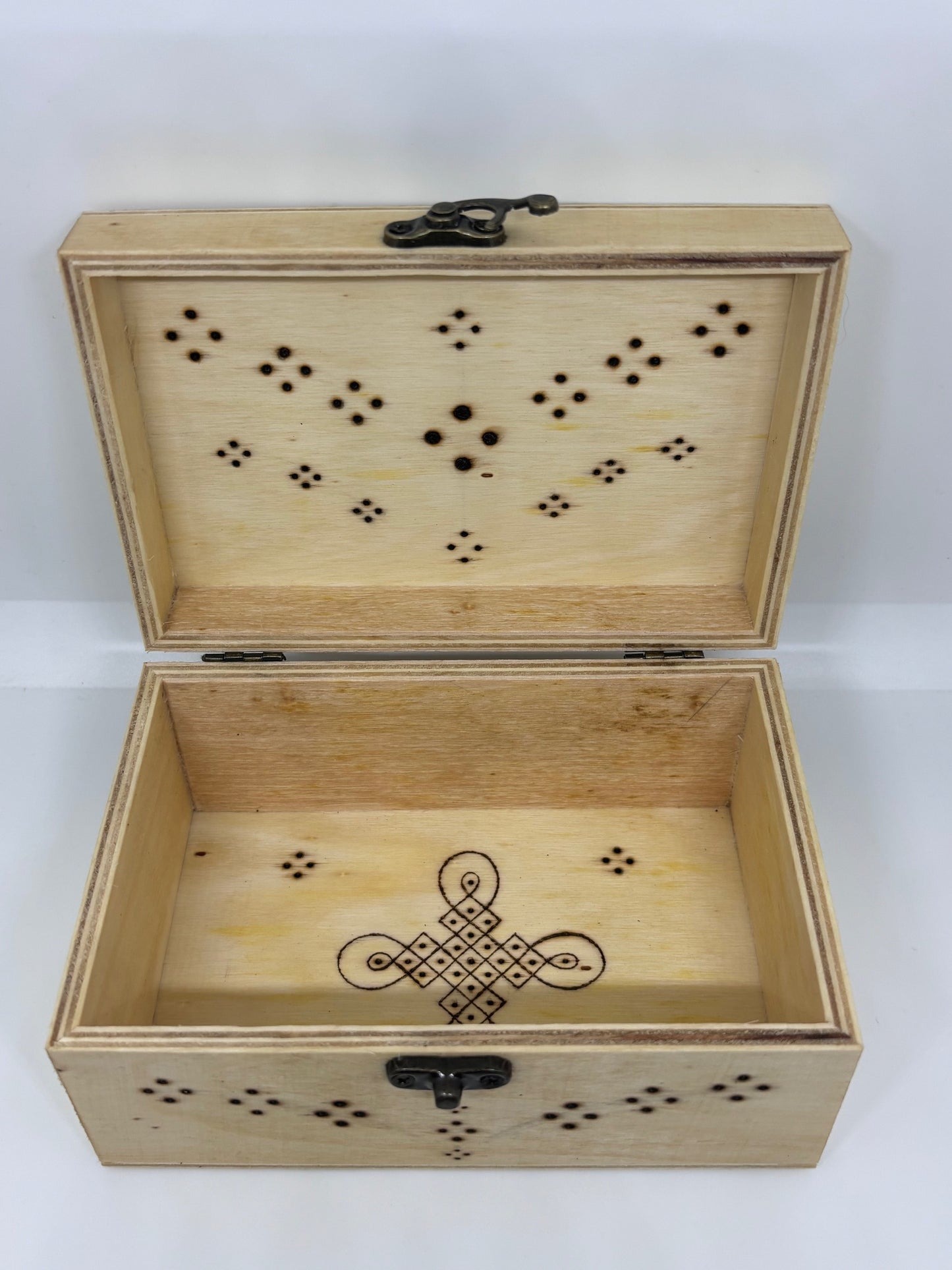 Scatoline in legno pirografate