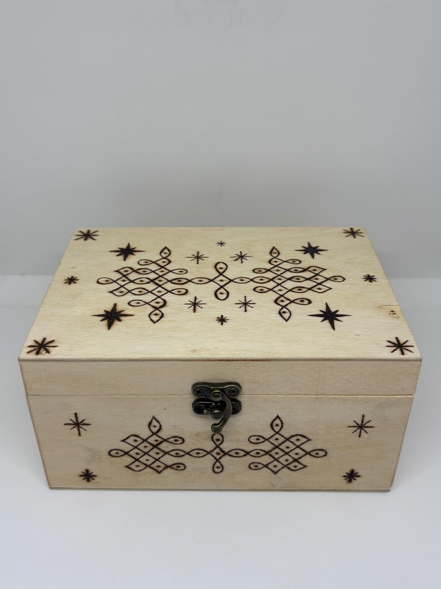 Scatoline in legno pirografate