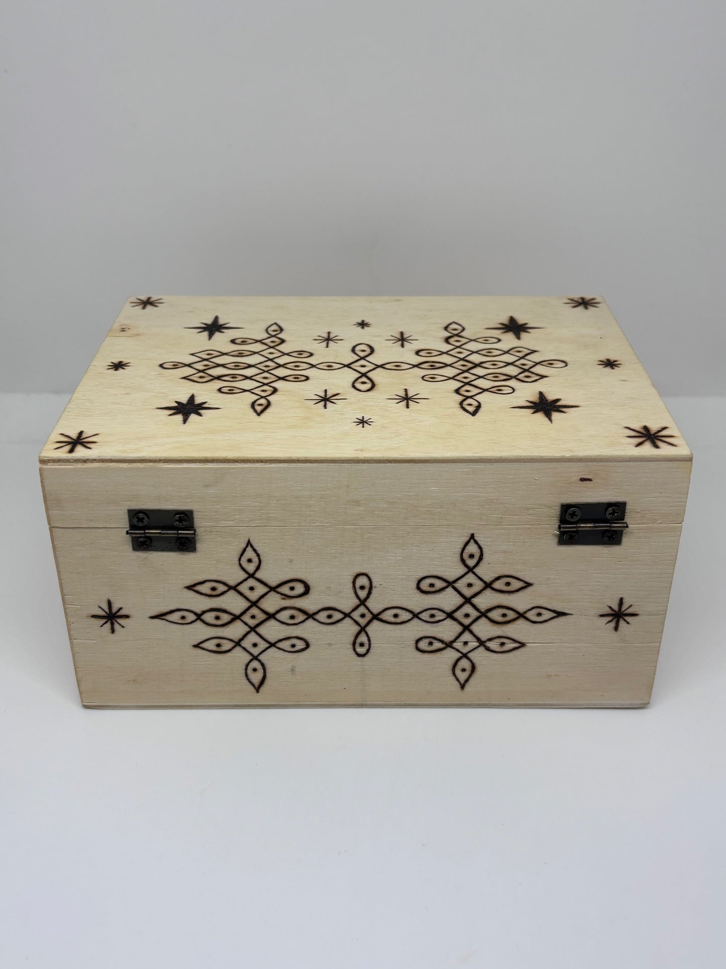 Scatoline in legno pirografate