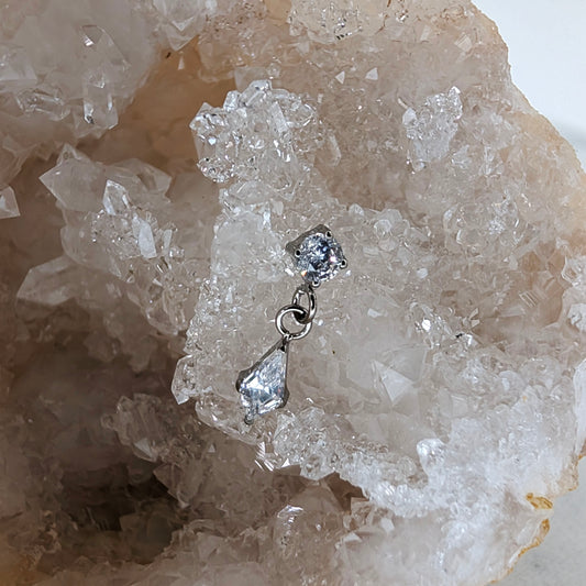 Dangling kite prong set Marquise