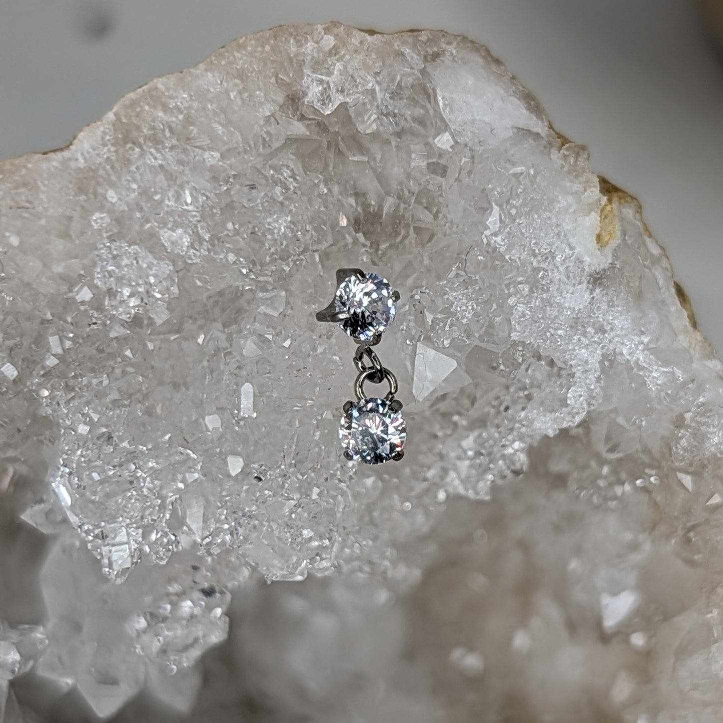 Dangling dot prong set