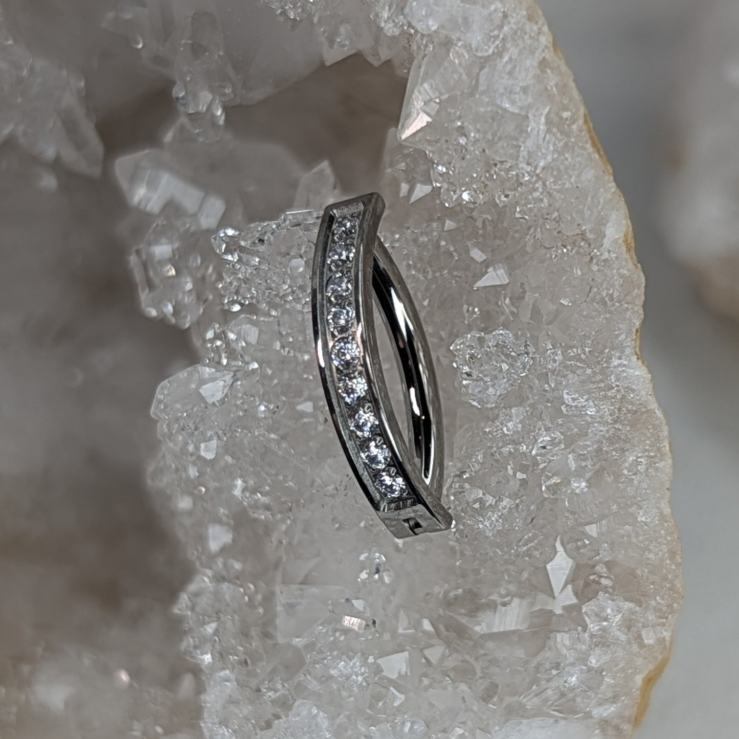 Single paved navel ring
