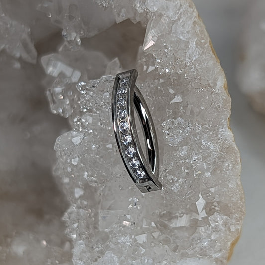 Single paved navel ring