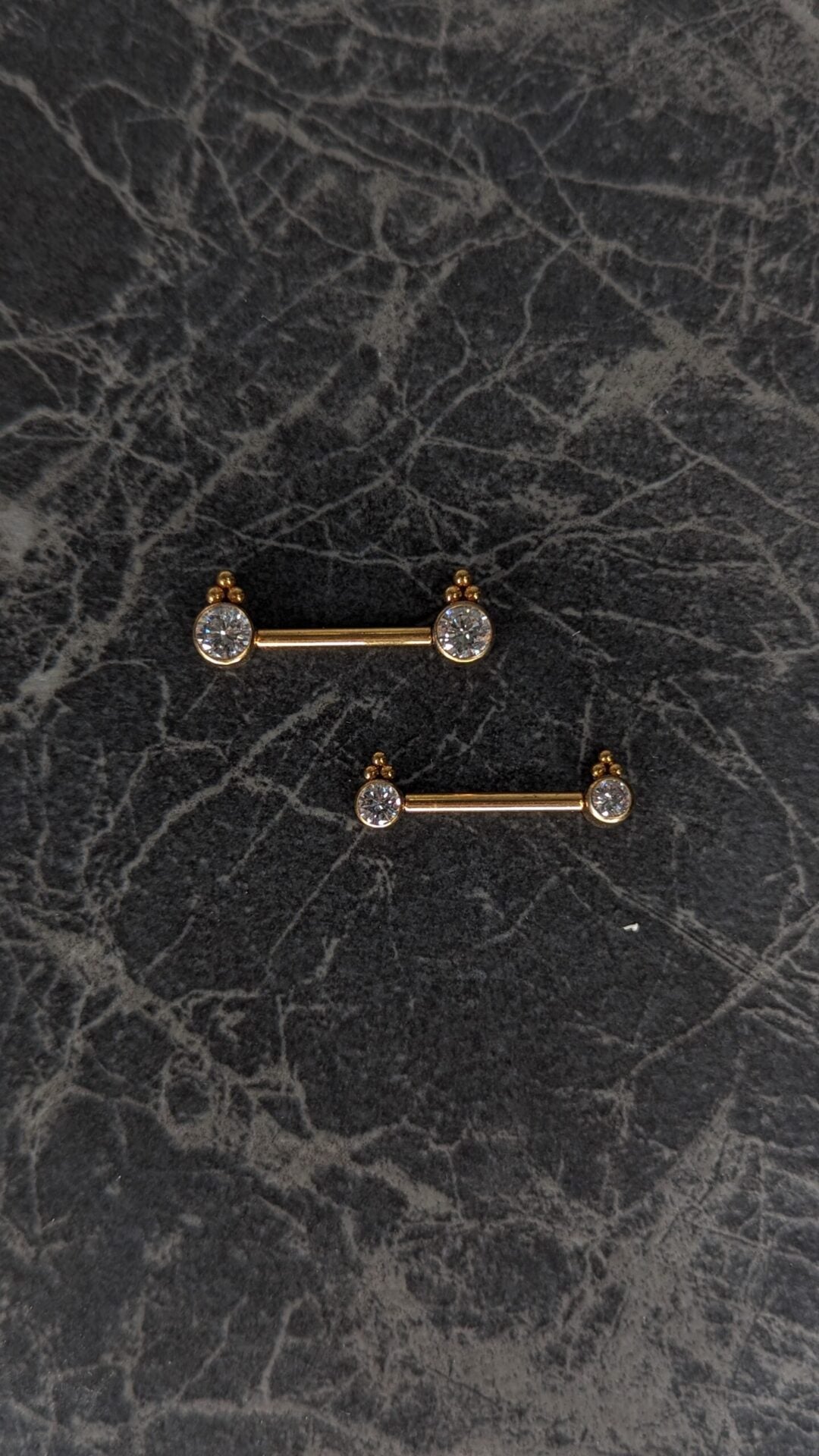 Bezel nipple bar con perline PVD oro image 0