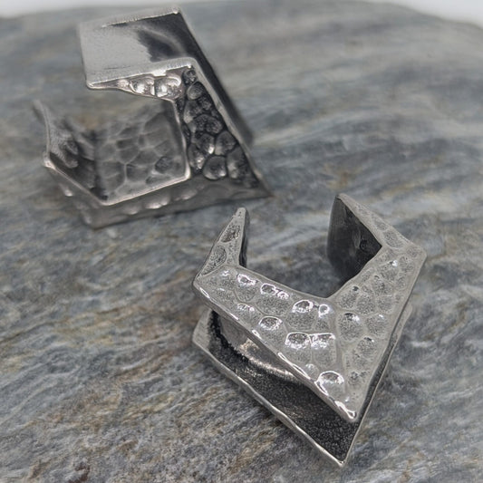 Hammered V saddle image 0