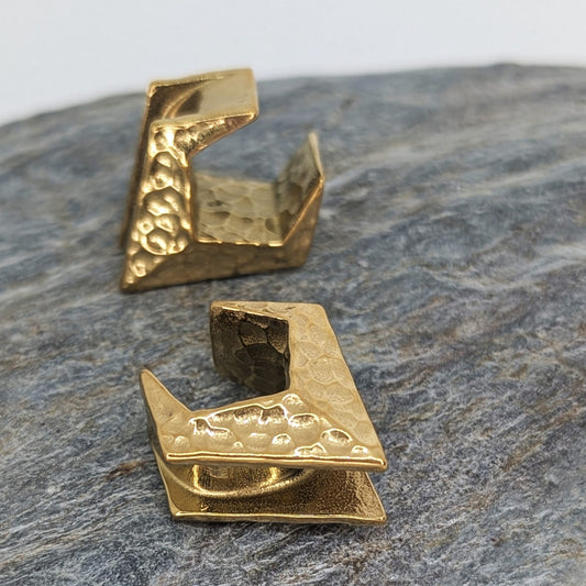 Hammered V saddle PVD gold image 0