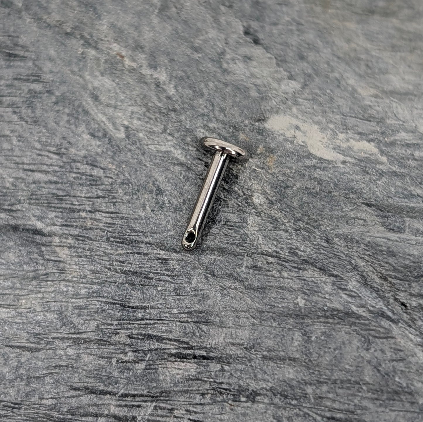 Labret bar threaded hole