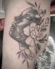 volto di donna con peonie