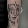 volto di donna con stelle