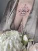 loto ornamentale su petto
